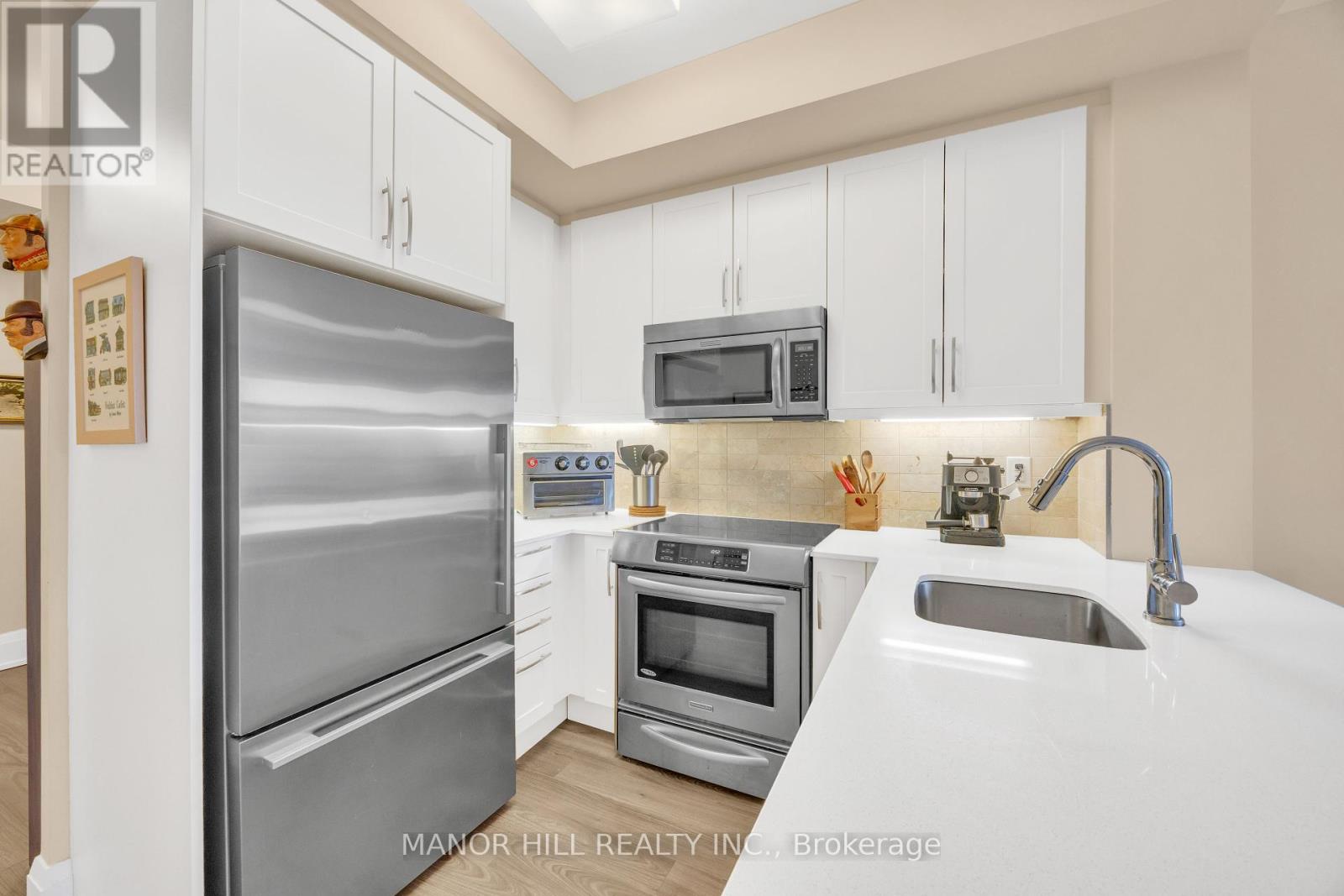 Photo 11 of 323 2 Old Mill Drive, Toronto ON