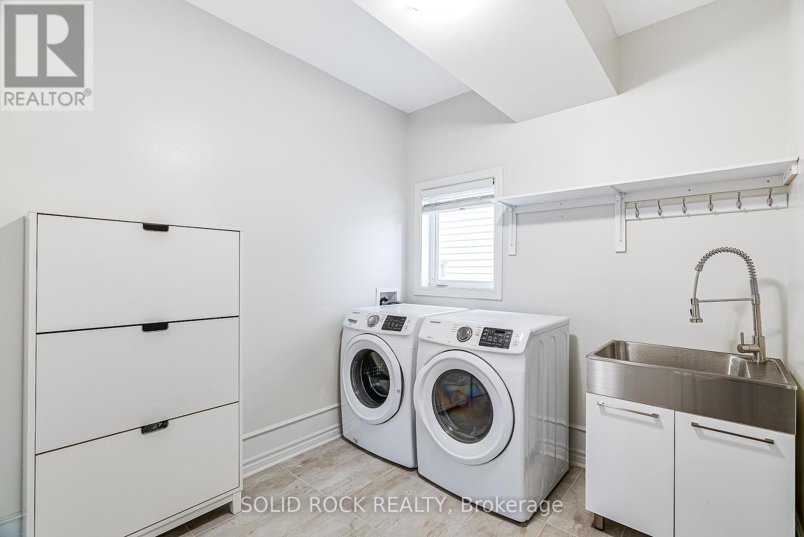 Photo 12 of 326 Memorial Grove, Ottawa ON