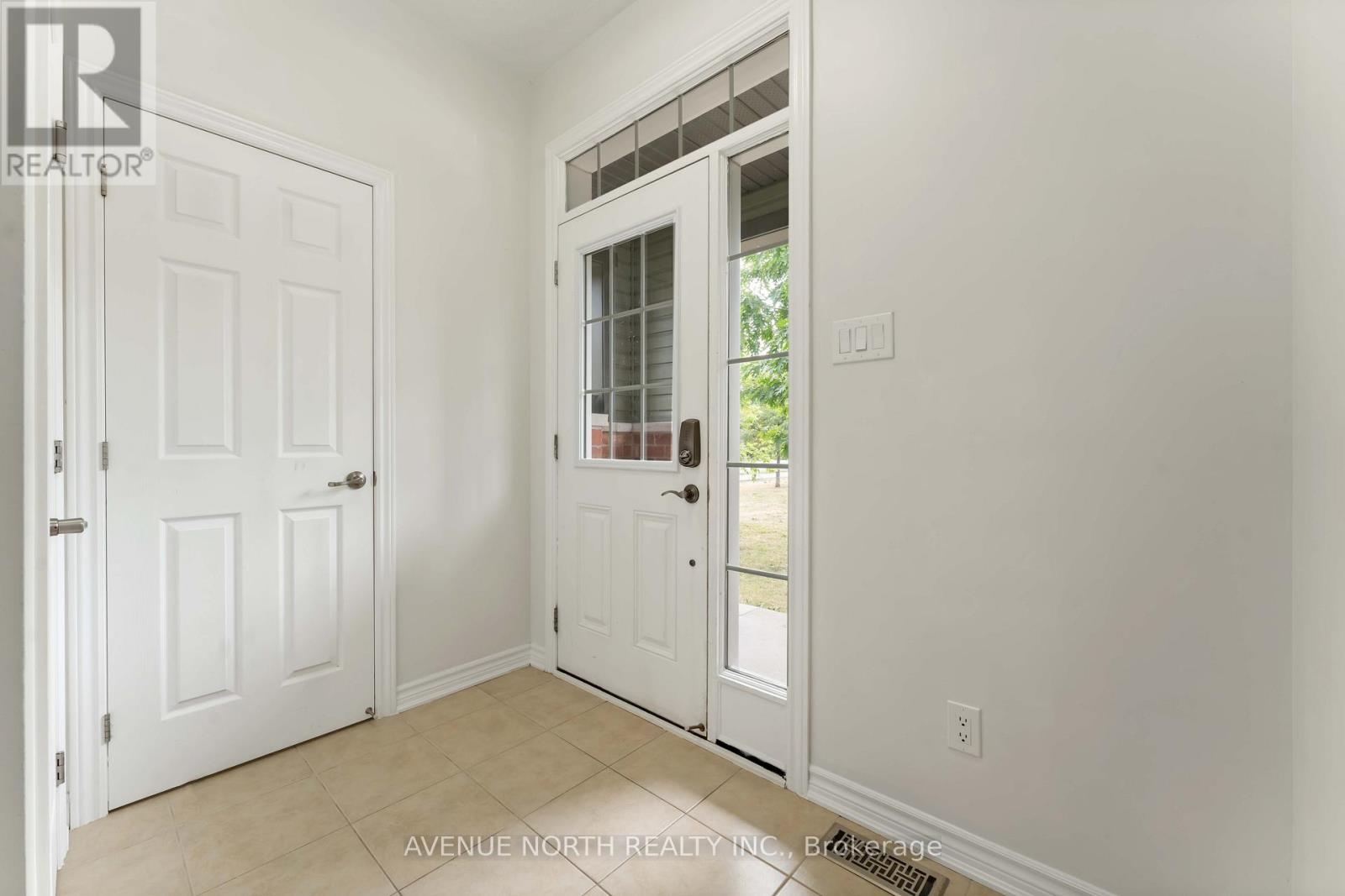 Photo 4 of 563 Foxlight Circle, Ottawa ON