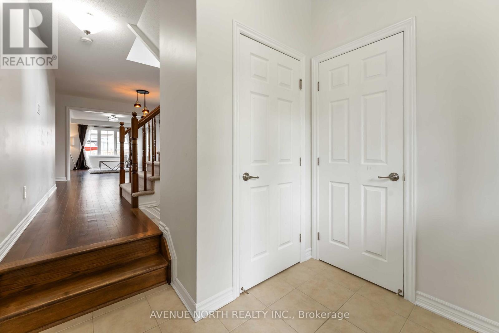 Photo 5 of 563 Foxlight Circle, Ottawa ON