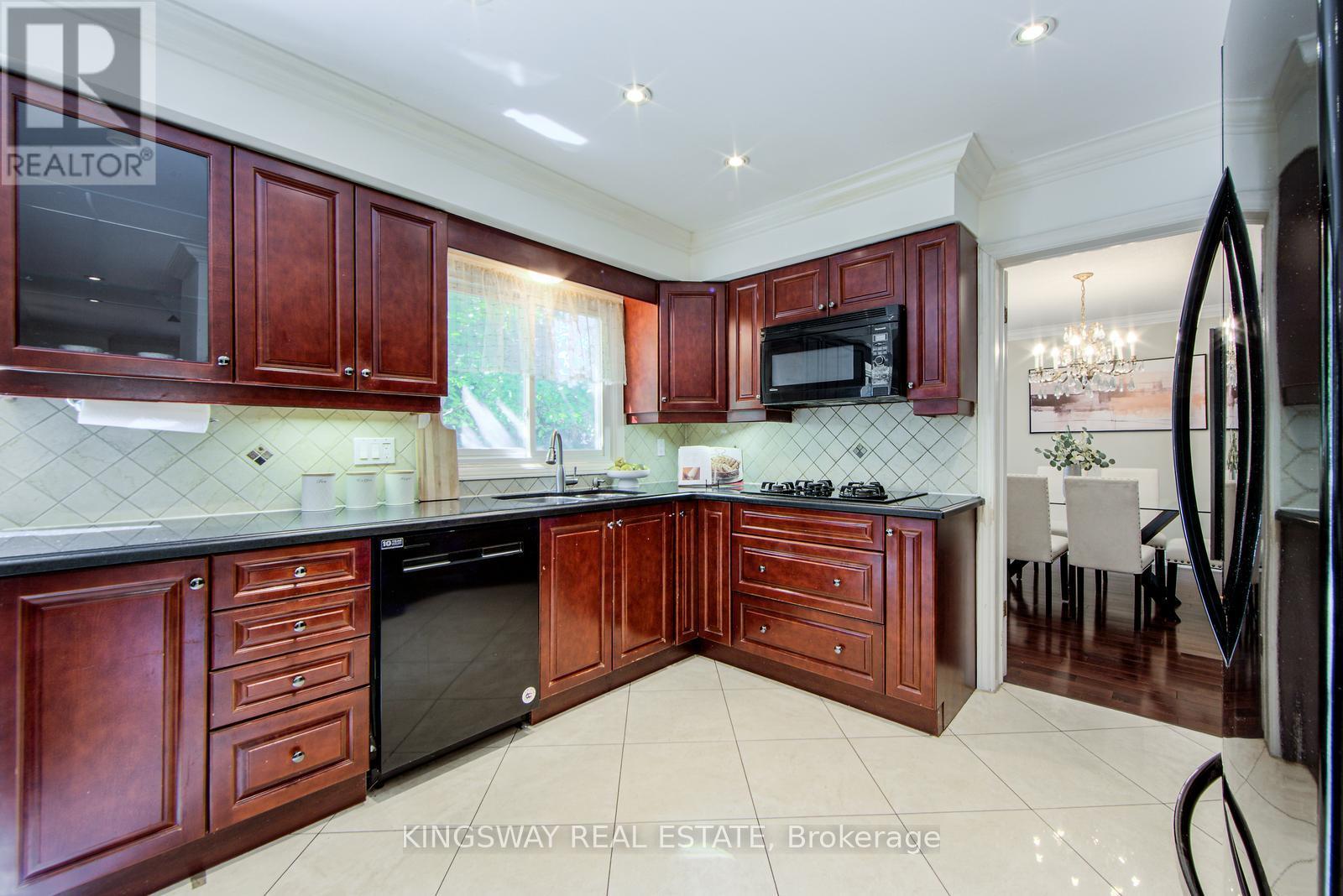 Photo 10 of 1368 Bunsden Avenue, Mississauga ON