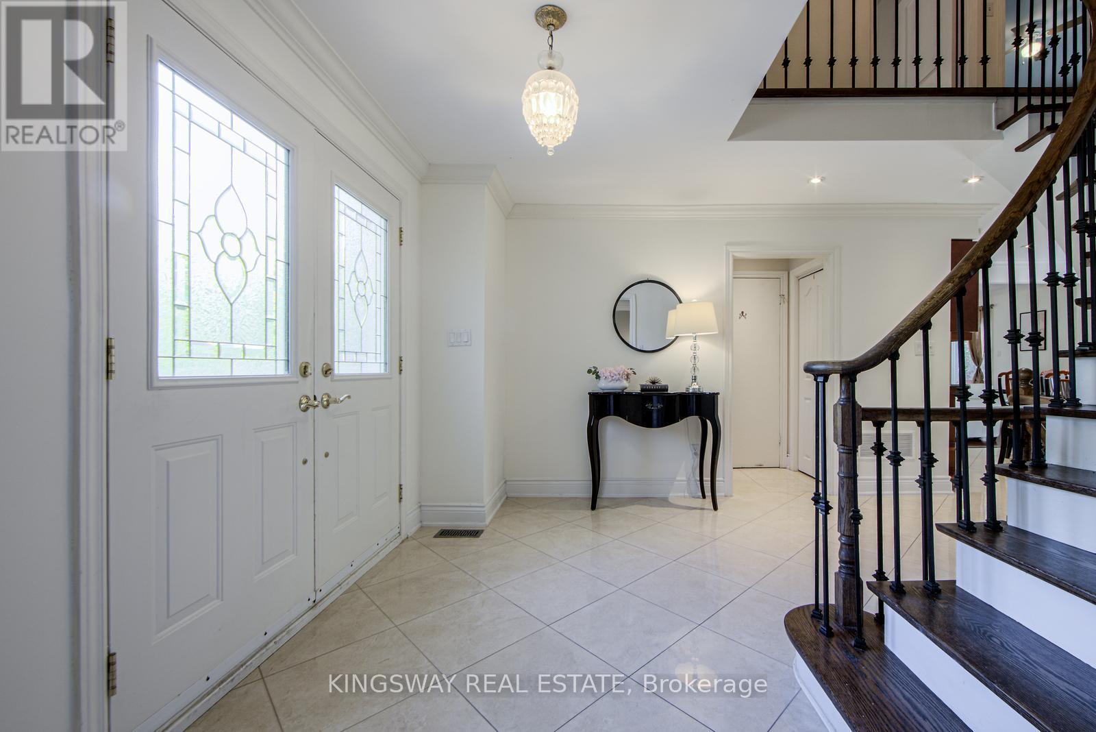 Photo 2 of 1368 Bunsden Avenue, Mississauga ON