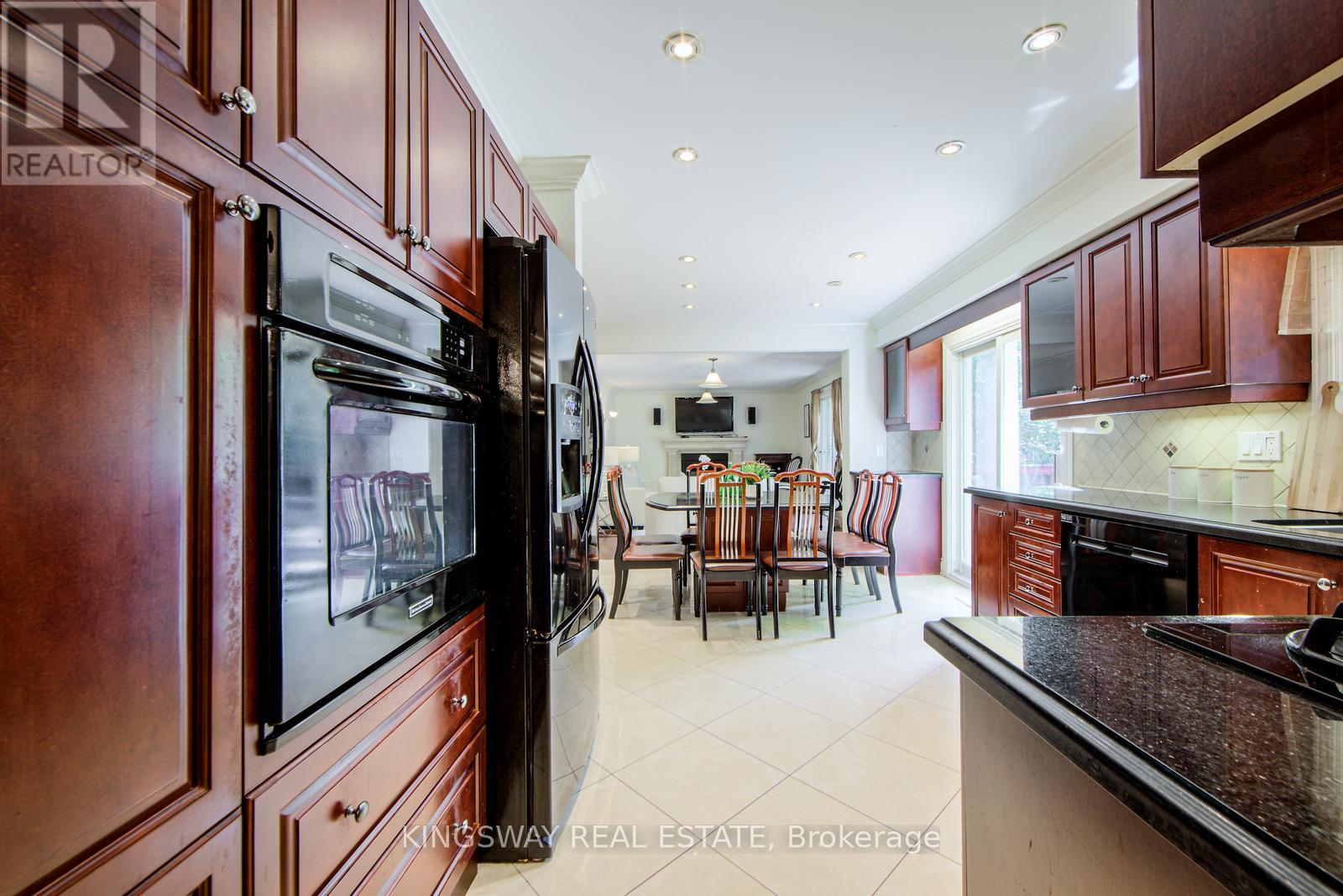 Photo 8 of 1368 Bunsden Avenue, Mississauga ON