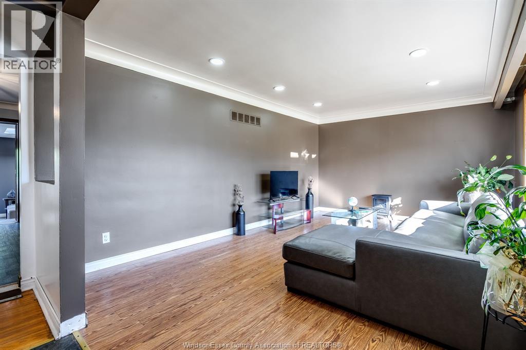 Photo 2 of 2025 Randolph Avenue, Windsor ON