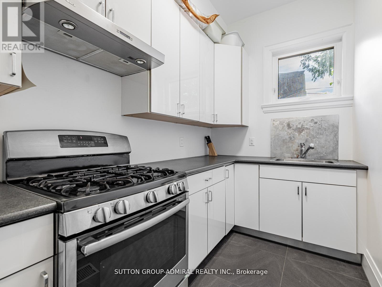 Photo 10 of 11 Frontenac Avenue, Toronto ON