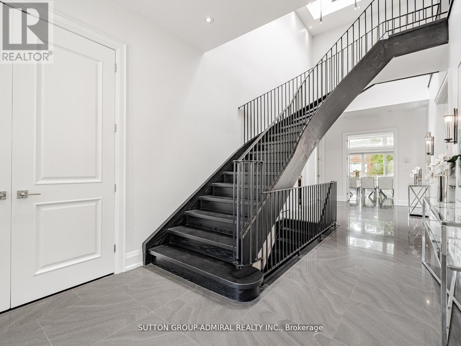 Photo 4 of 11 Frontenac Avenue, Toronto ON