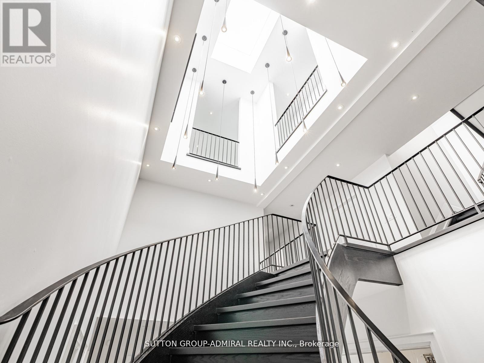 Photo 5 of 11 Frontenac Avenue, Toronto ON