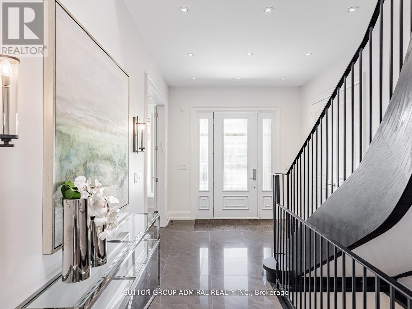Photo 6 of 11 Frontenac Avenue, Toronto ON