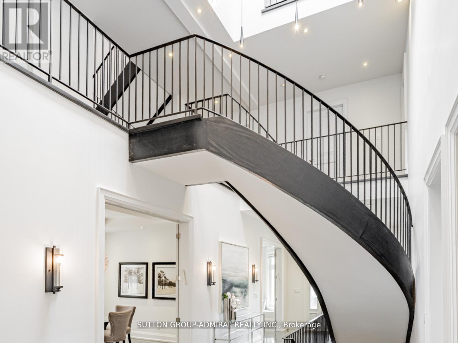 Photo 7 of 11 Frontenac Avenue, Toronto ON