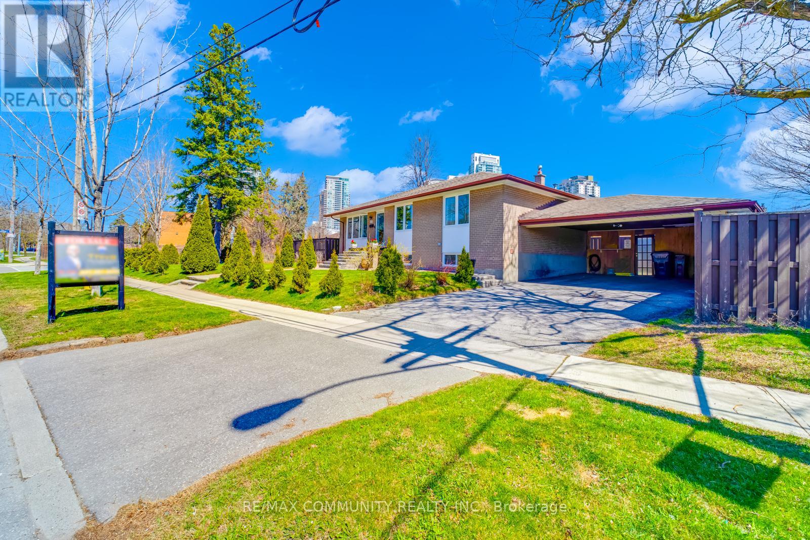 Photo 1 of 103 Packard Boulevard, Toronto ON
