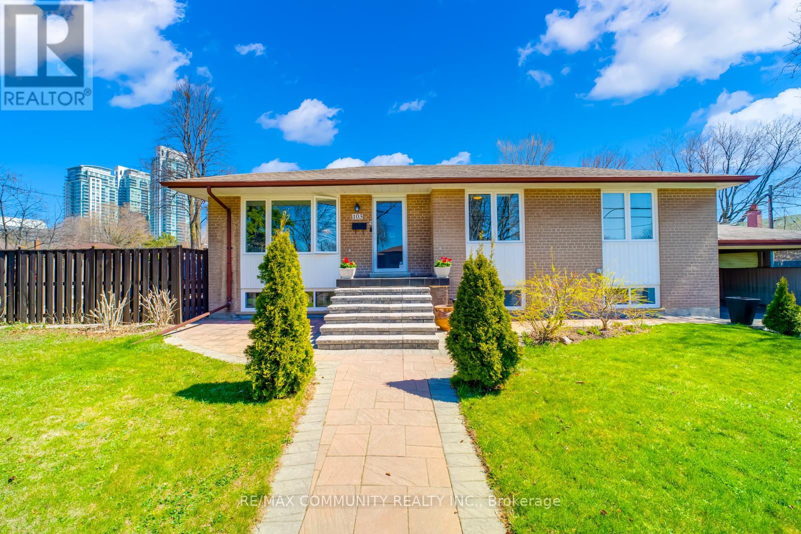 Photo 2 of 103 Packard Boulevard, Toronto ON