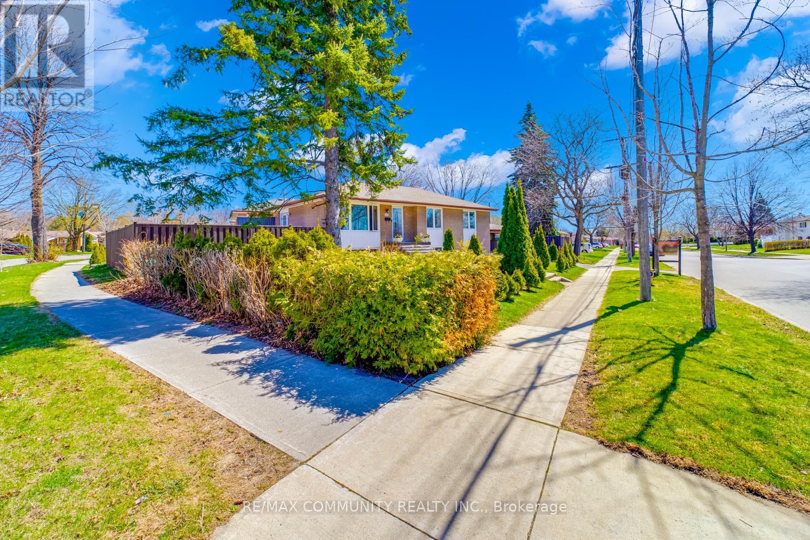Photo 3 of 103 Packard Boulevard, Toronto ON