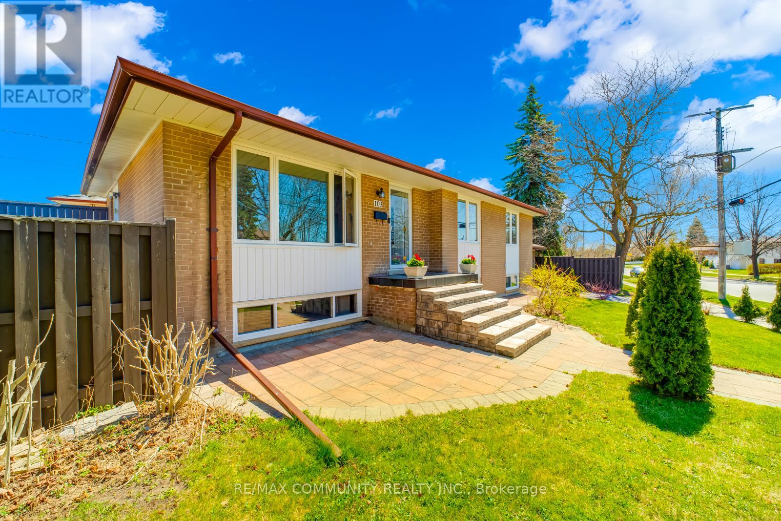 Photo 4 of 103 Packard Boulevard, Toronto ON