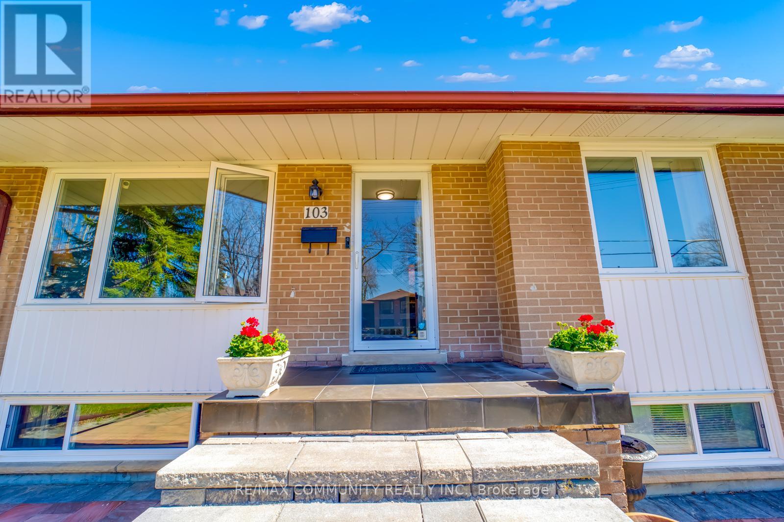 Photo 5 of 103 Packard Boulevard, Toronto ON