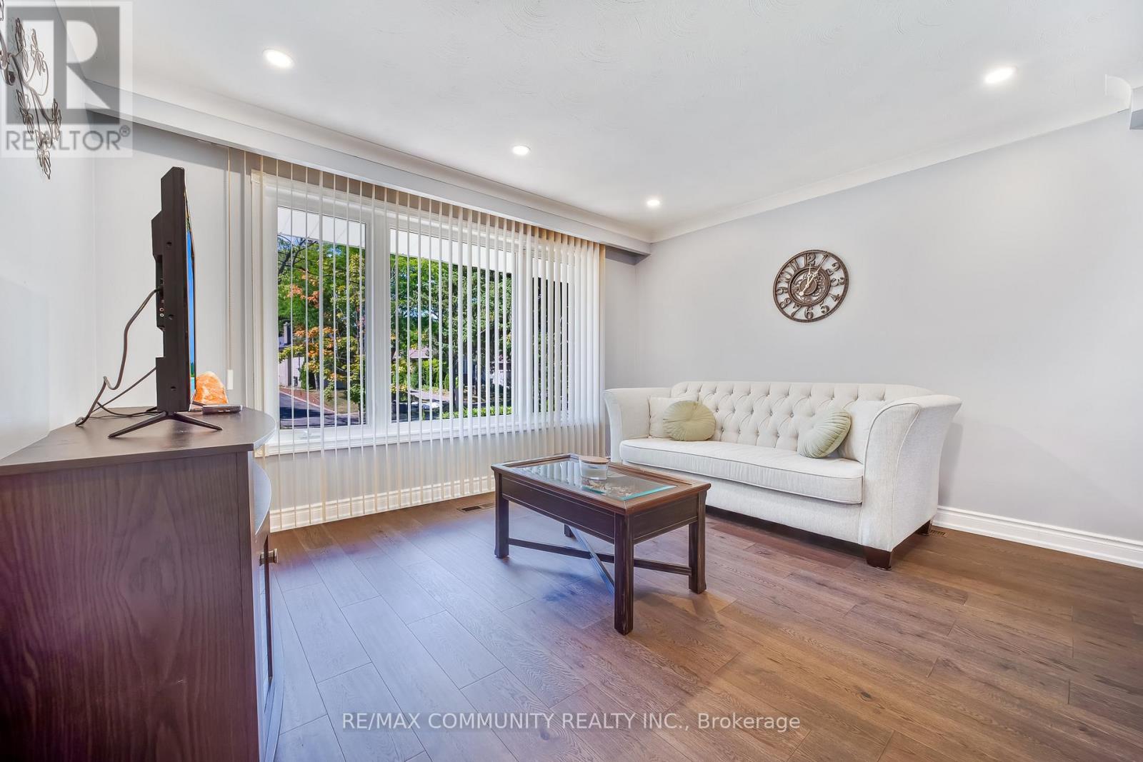 Photo 8 of 103 Packard Boulevard, Toronto ON