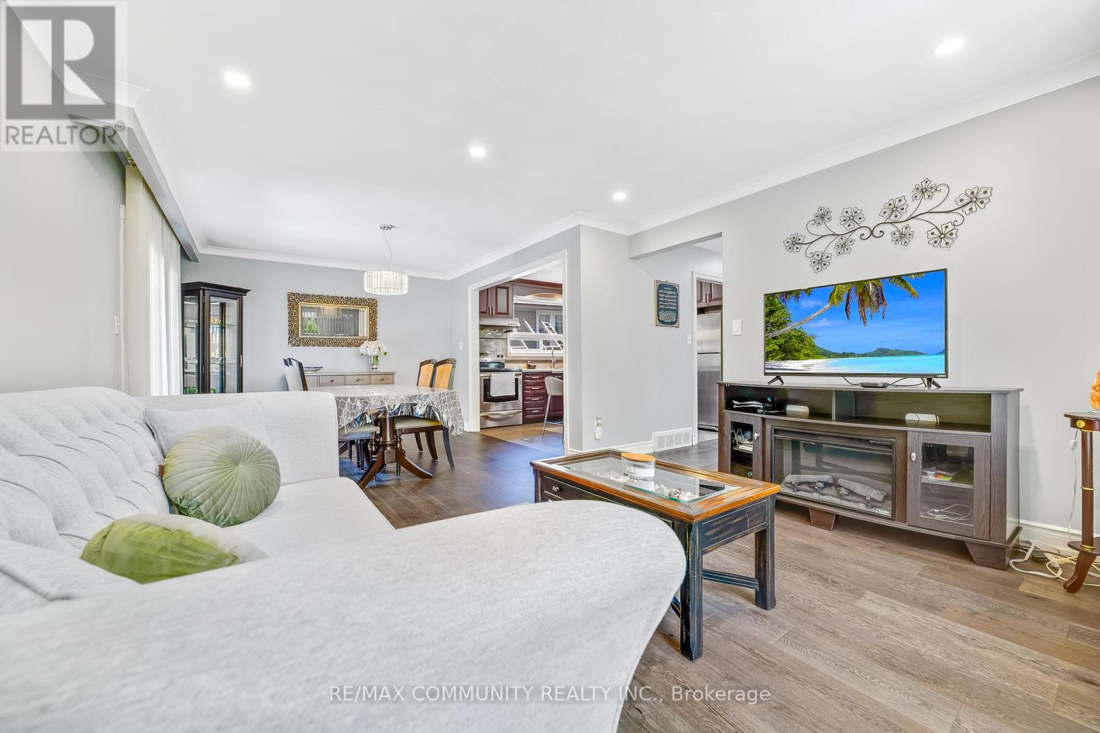 Photo 9 of 103 Packard Boulevard, Toronto ON