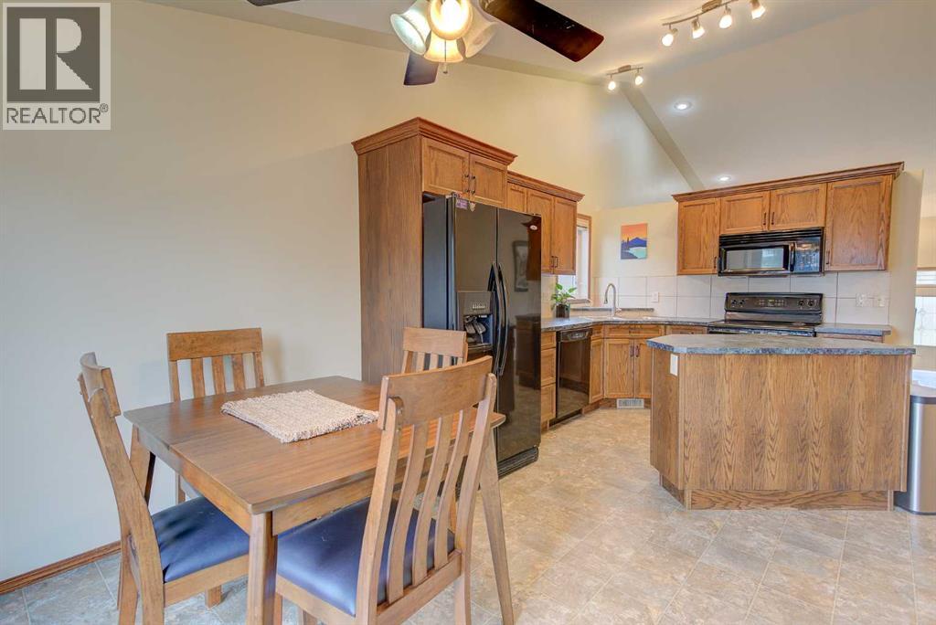 Photo 11 of 39 Reynolds Road, Sylvan Lake AB