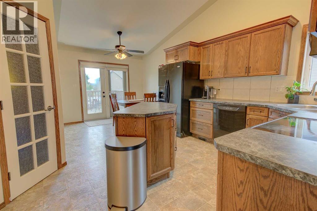 Photo 10 of 39 Reynolds Road, Sylvan Lake AB