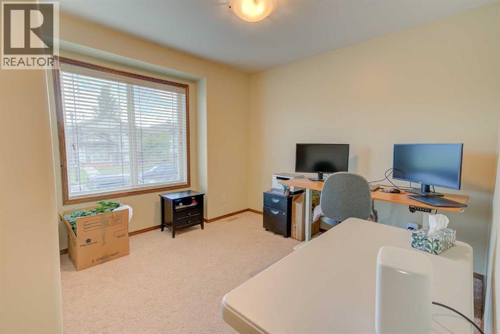 Photo 18 of 39 Reynolds Road, Sylvan Lake AB