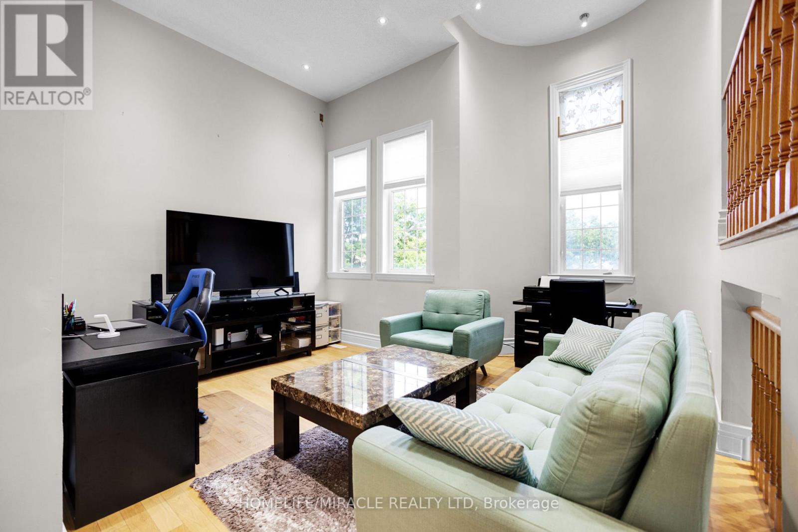 Photo 23 of 49 Sedgewick Circle, Brampton ON