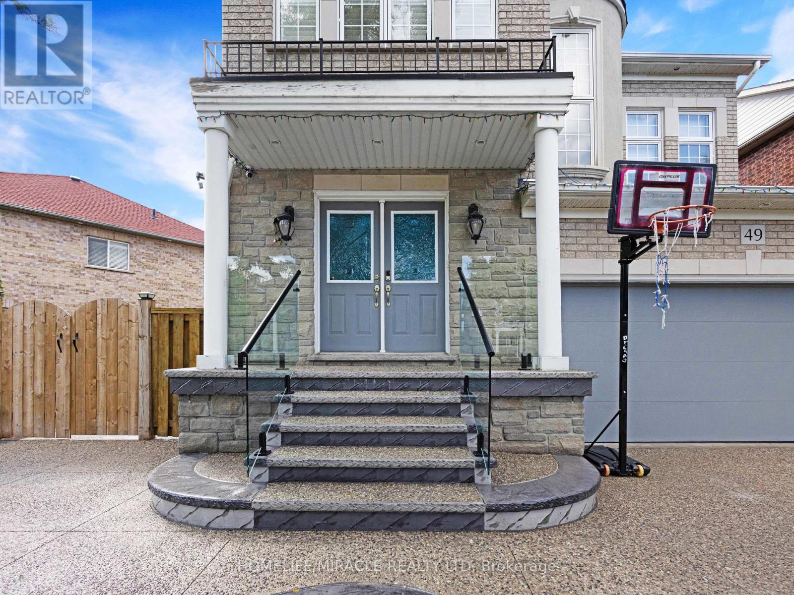 Photo 4 of 49 Sedgewick Circle, Brampton ON