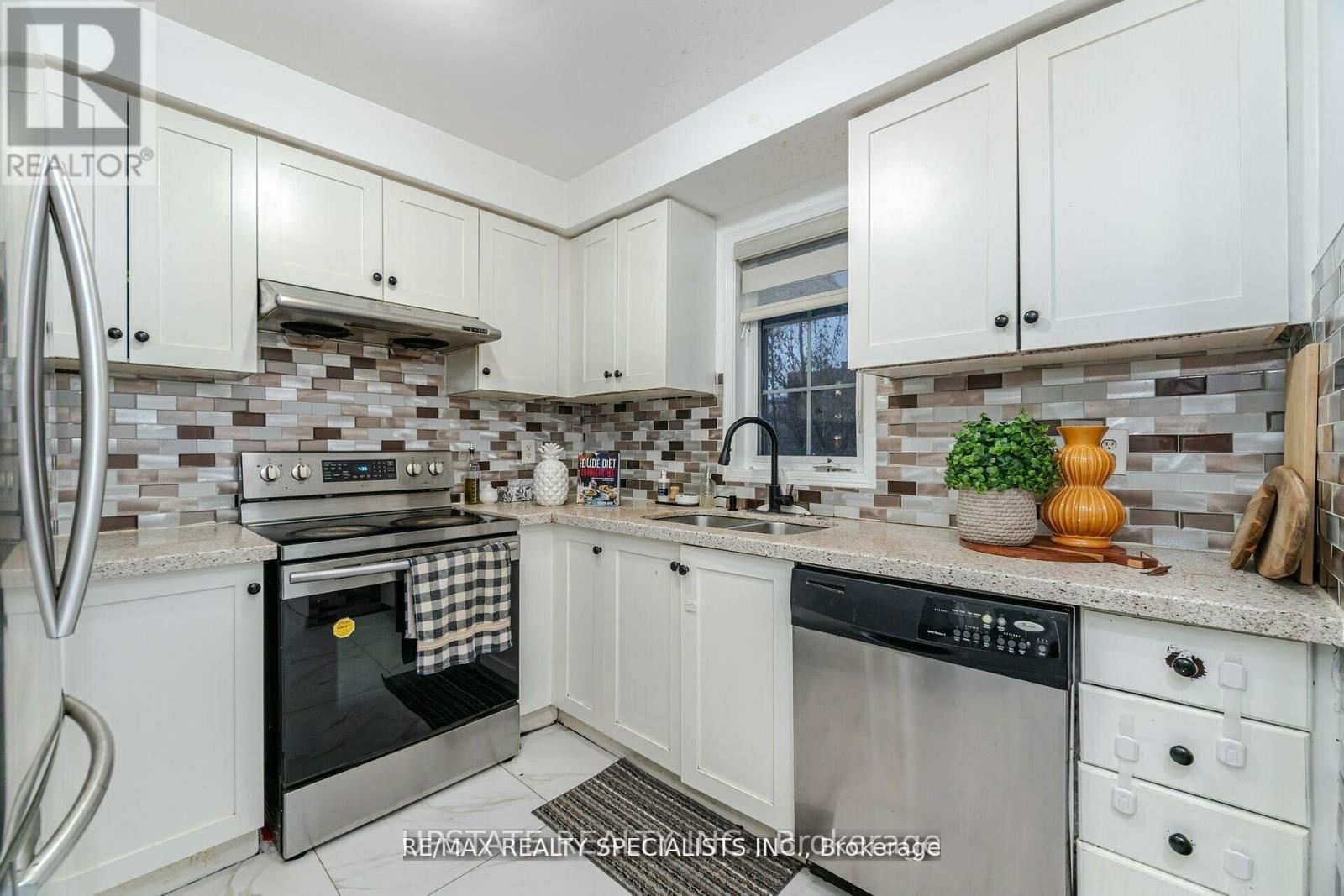Photo 13 of 76 Thunderbird Trail, Brampton ON