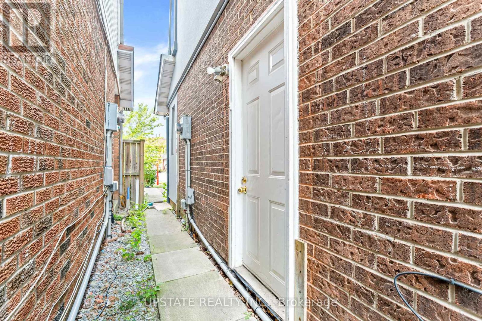 Photo 27 of 75 Winterfold Drive, Brampton ON