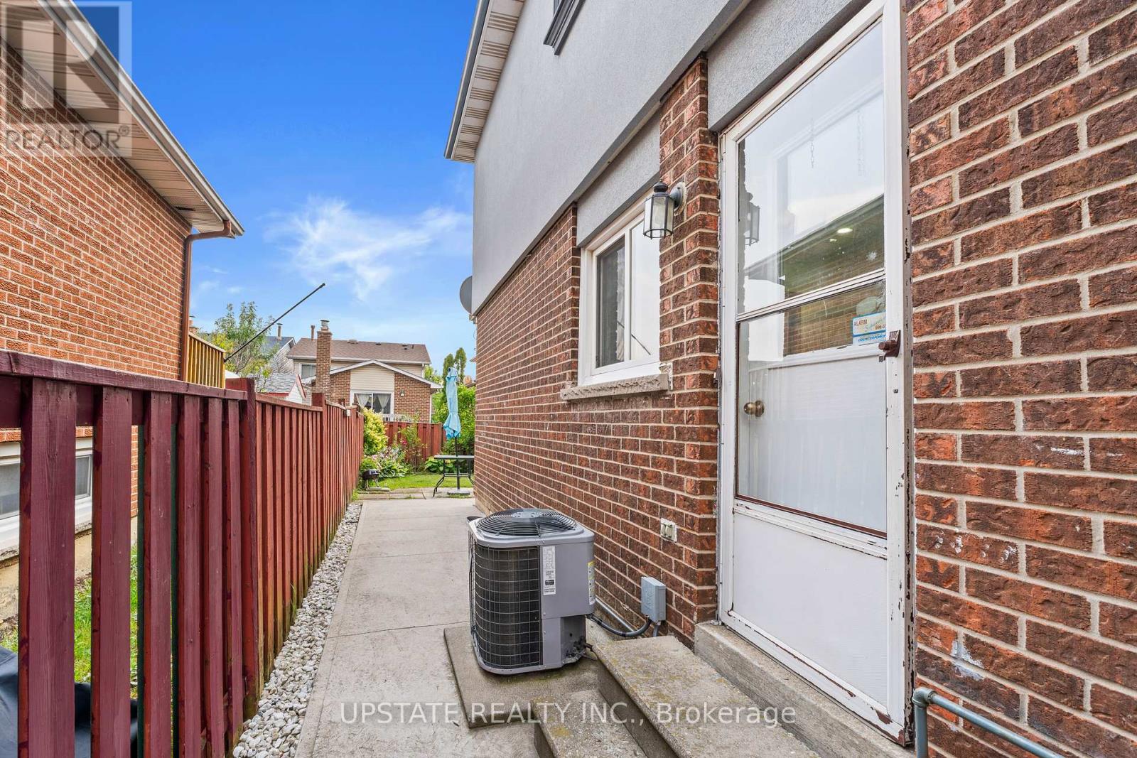 Photo 40 of 75 Winterfold Drive, Brampton ON