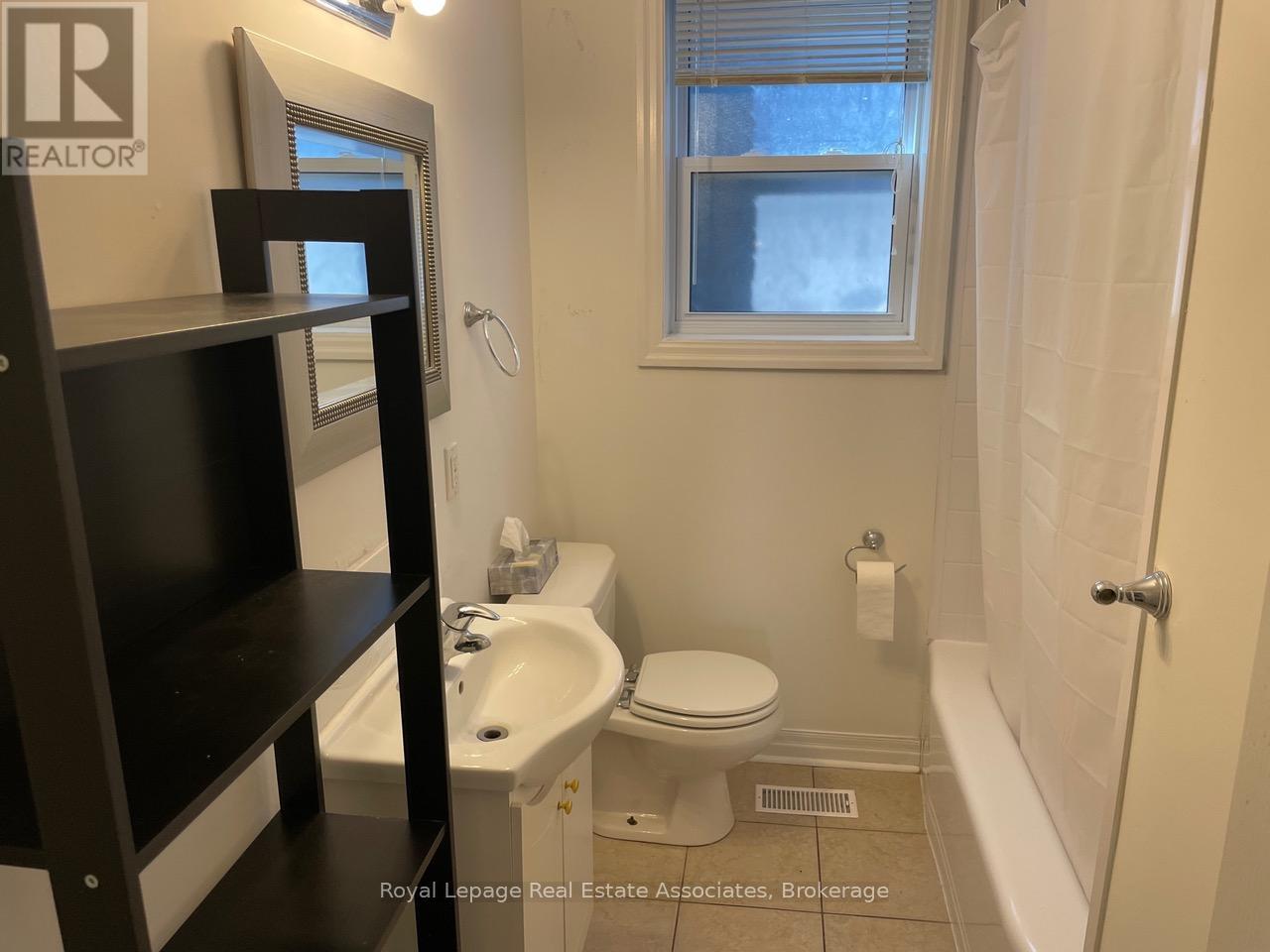 Photo 10 of 43 Broadview Avenue, Mississauga ON