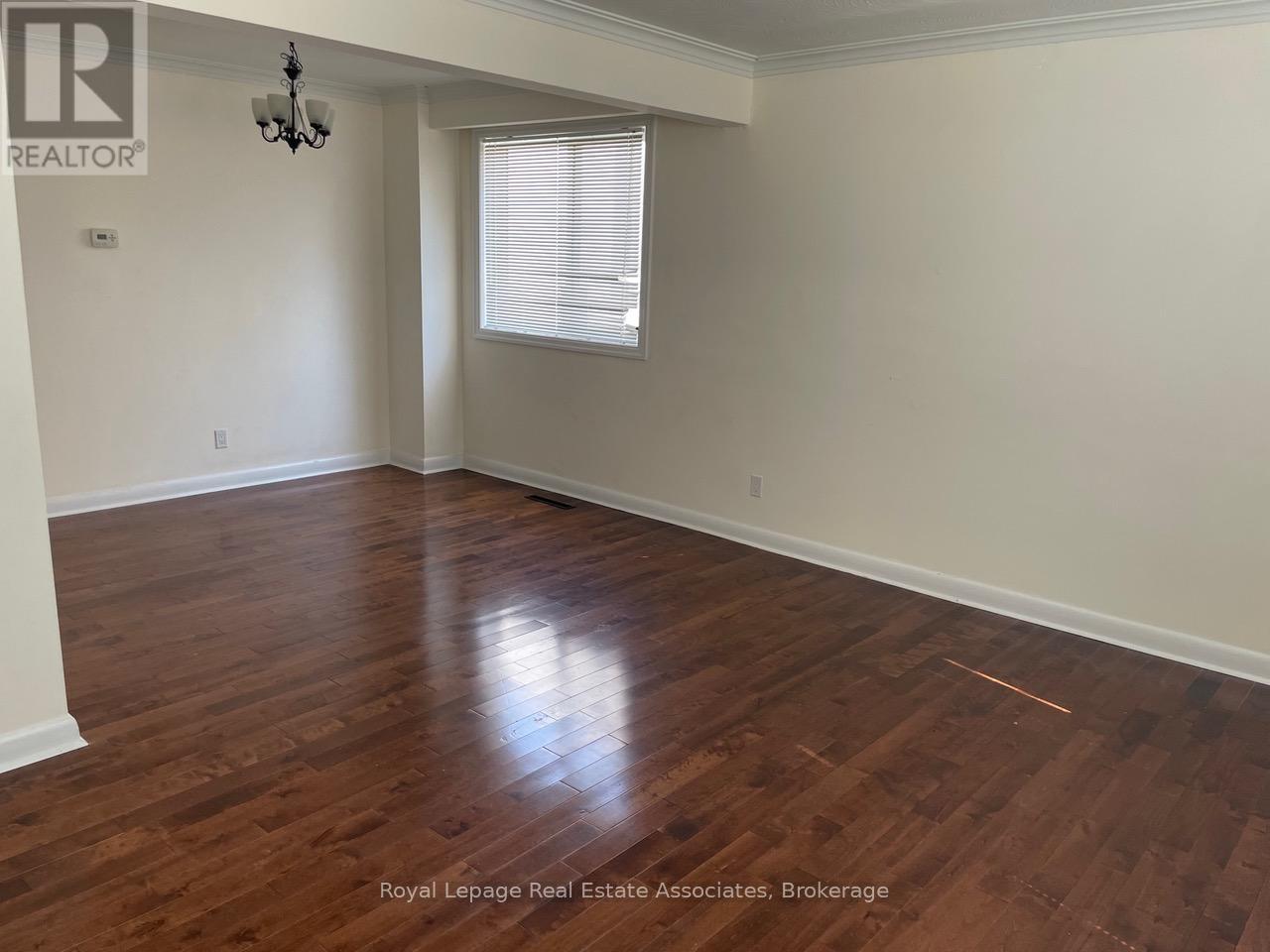 Photo 6 of 43 Broadview Avenue, Mississauga ON