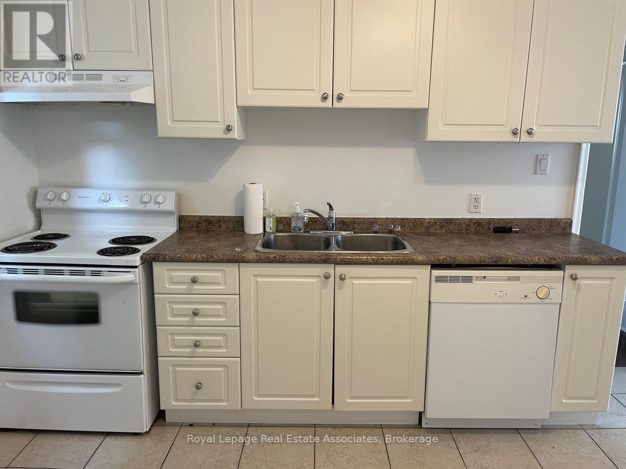 Photo 8 of 43 Broadview Avenue, Mississauga ON