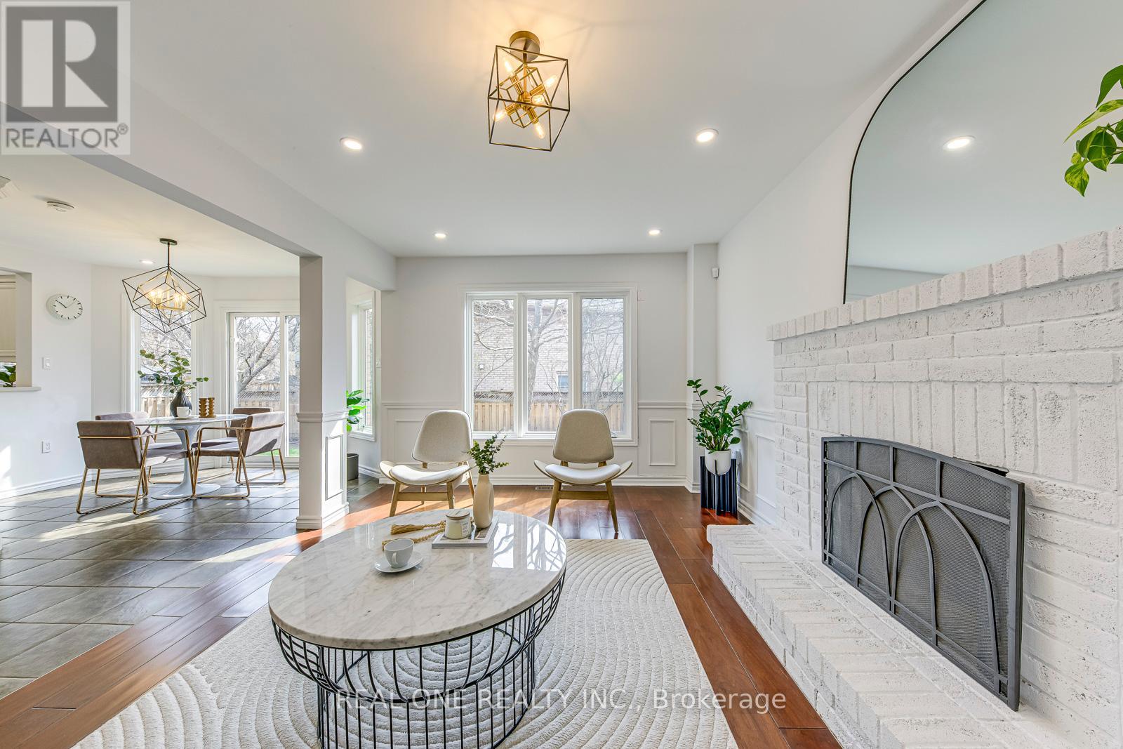 Photo 10 of 2075 Banbury Crescent, Oakville ON