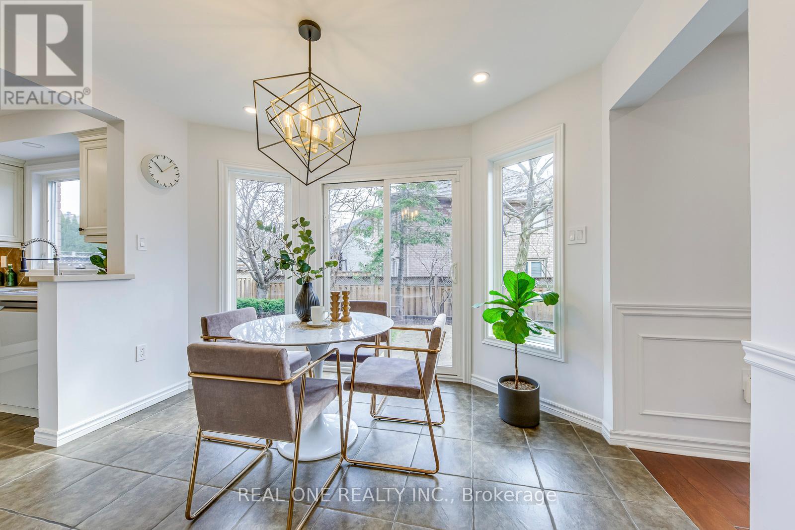 Photo 11 of 2075 Banbury Crescent, Oakville ON