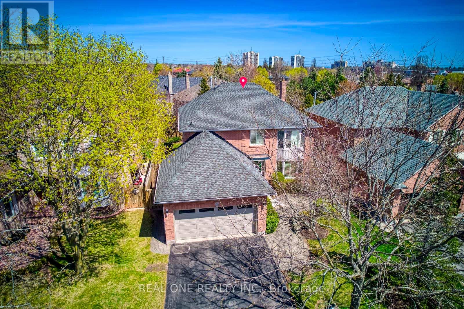 Photo 2 of 2075 Banbury Crescent, Oakville ON