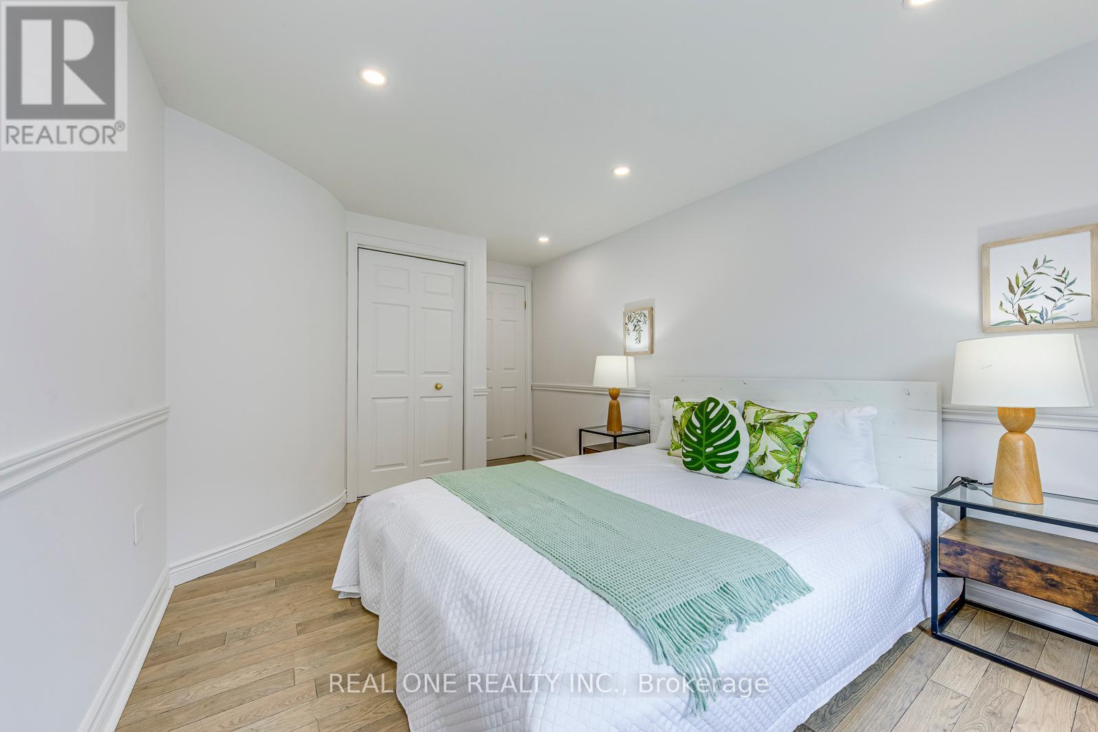 Photo 29 of 2075 Banbury Crescent, Oakville ON