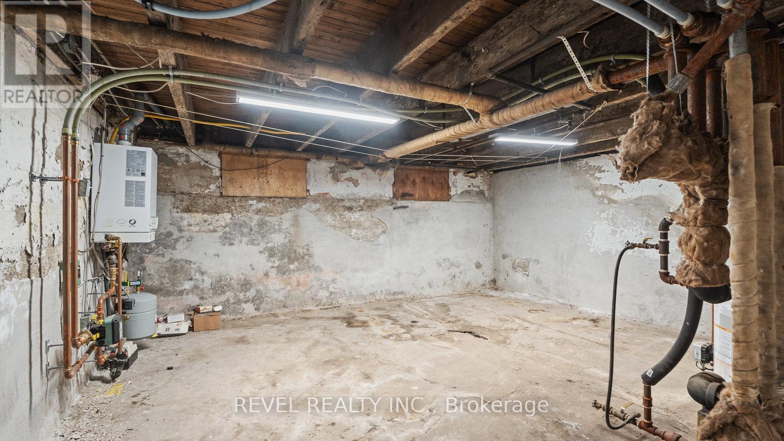 Photo 10 of 65 Victoria Street, Brantford ON