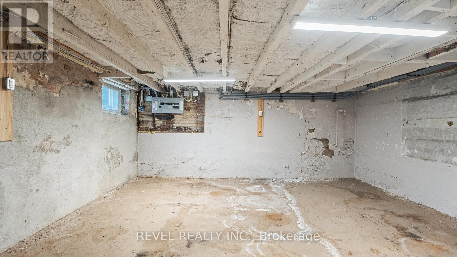 Photo 11 of 65 Victoria Street, Brantford ON