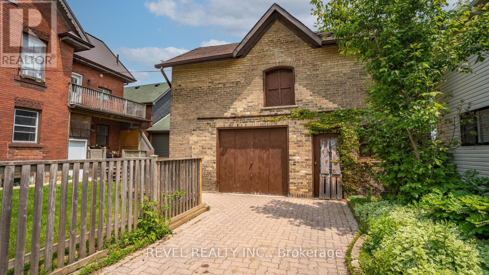 Photo 15 of 65 Victoria Street, Brantford ON