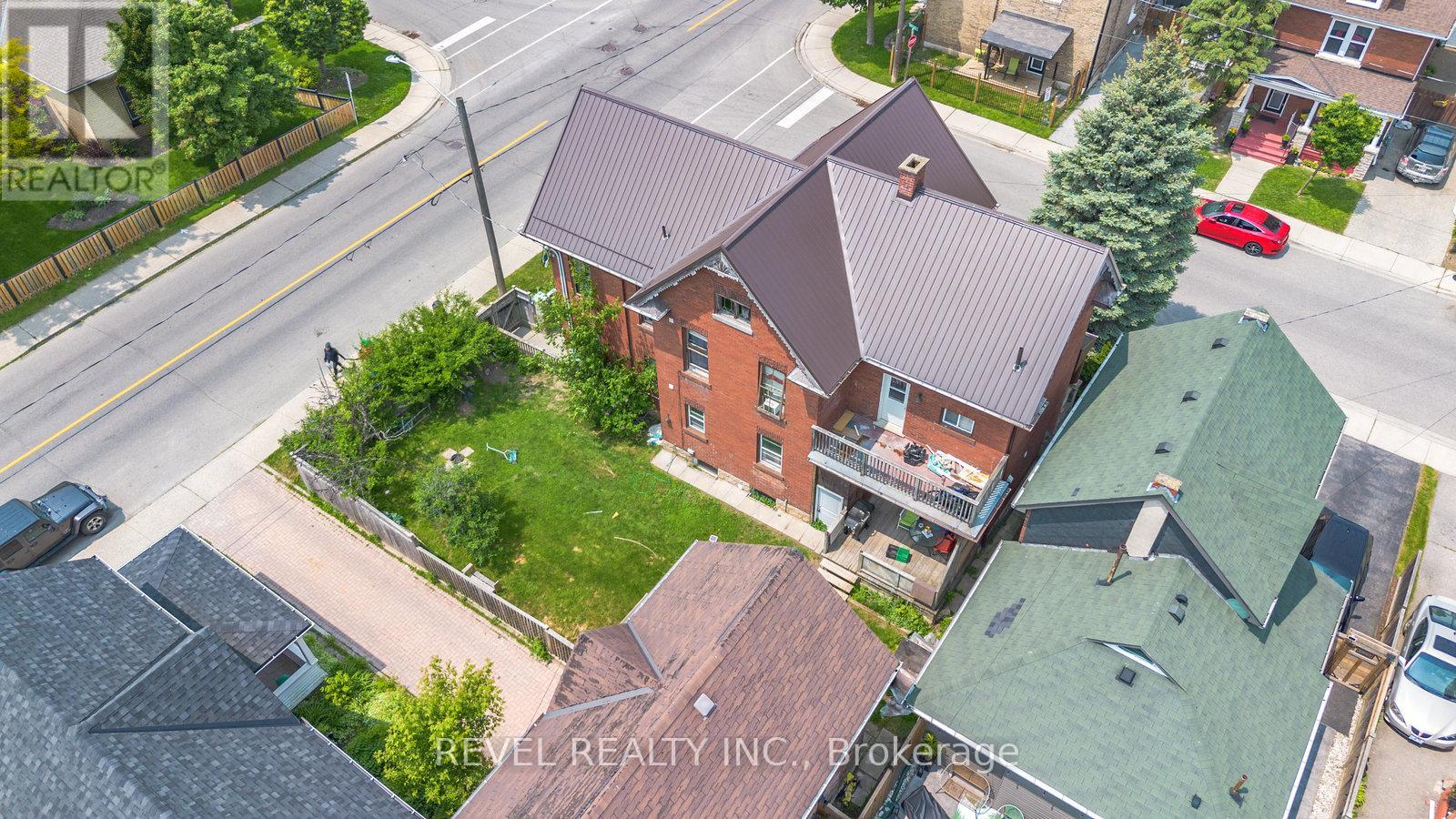Photo 25 of 65 Victoria Street, Brantford ON