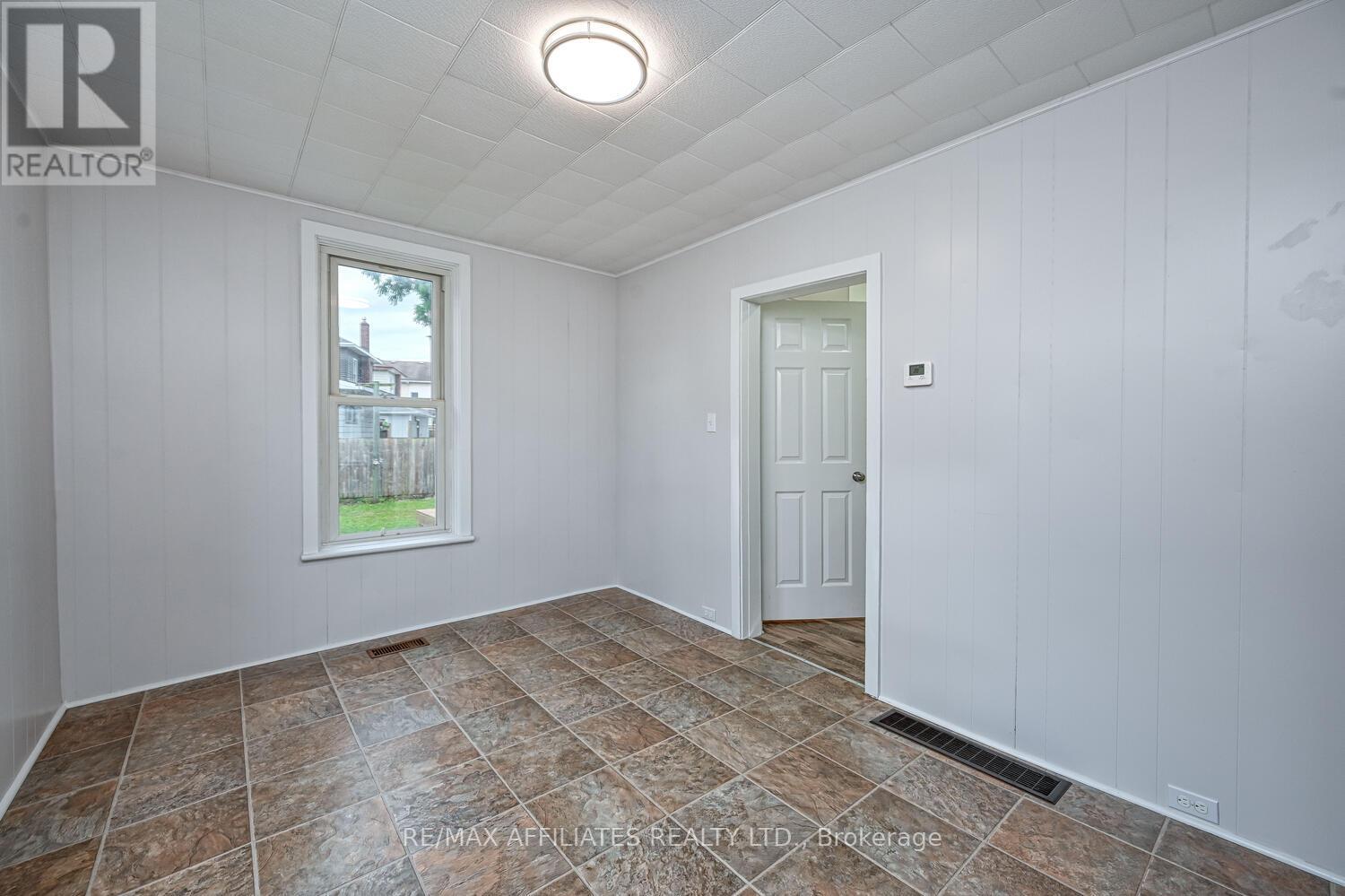 Photo 11 of 8 Winnifred Street N, Smiths Falls ON