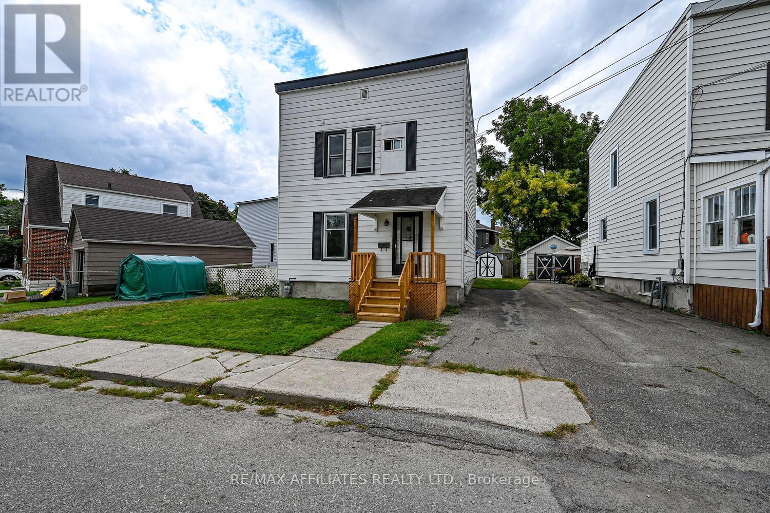 Photo 2 of 8 Winnifred Street N, Smiths Falls ON
