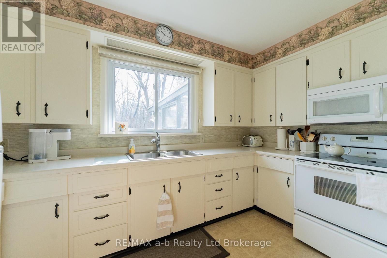 Photo 12 of 41 Parkwood Drive, Tillsonburg ON
