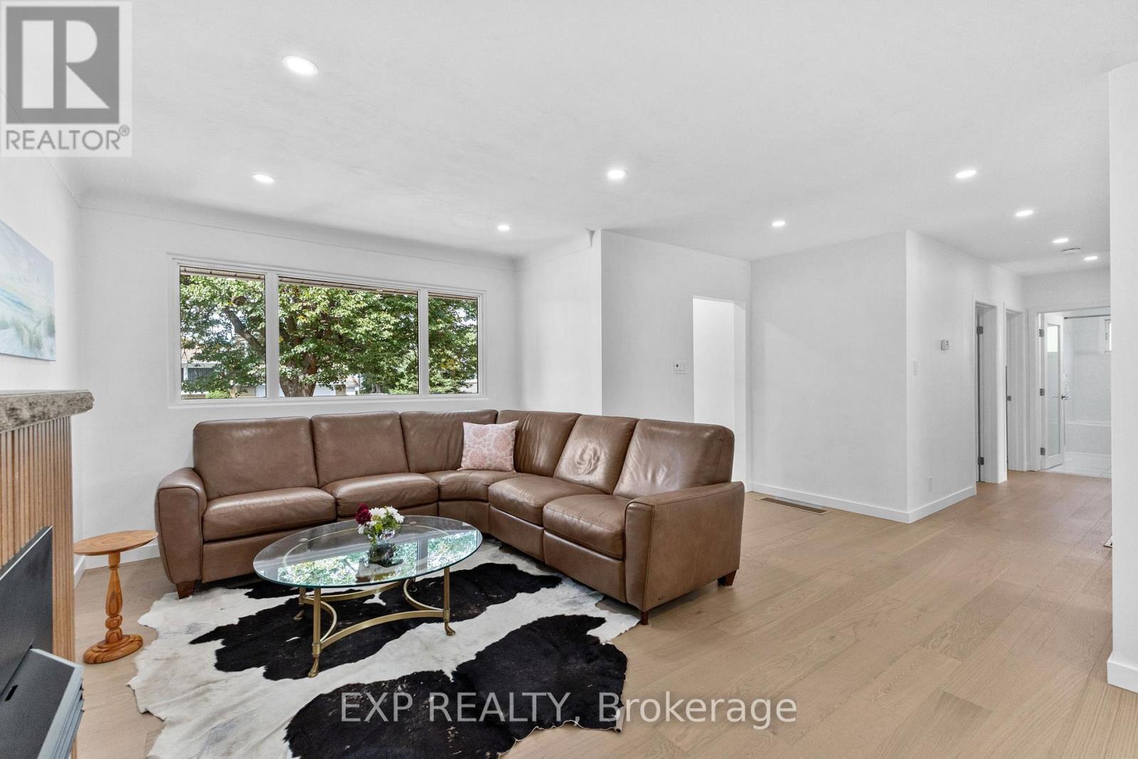 Photo 6 of 1502 Farnsworth Avenue, Ottawa ON