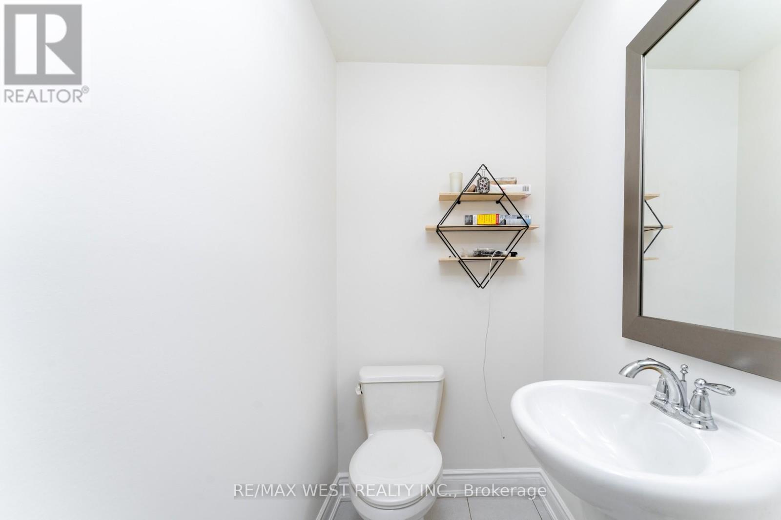 Photo 5 of 19 2172 Trafalgar Road, Oakville ON