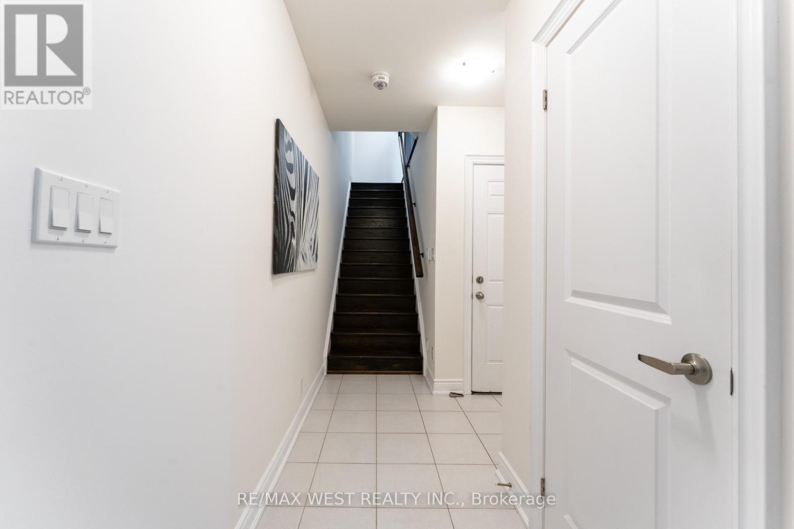 Photo 4 of 19 2172 Trafalgar Road, Oakville ON