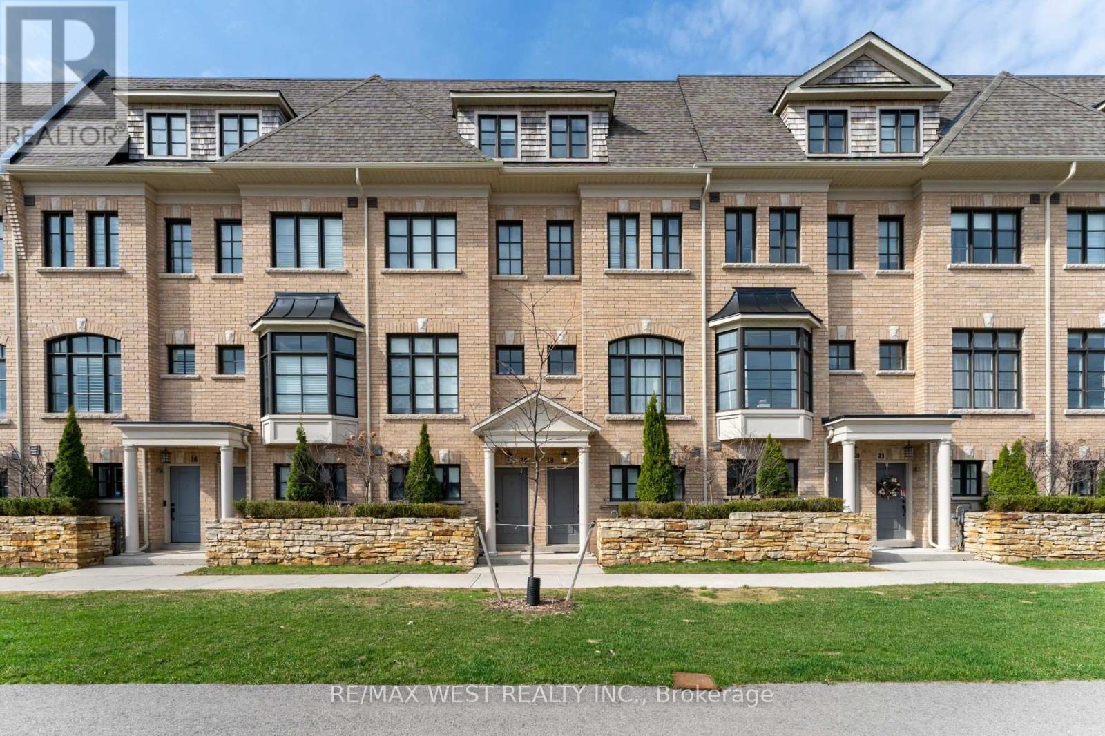 Photo 2 of 19 2172 Trafalgar Road, Oakville ON