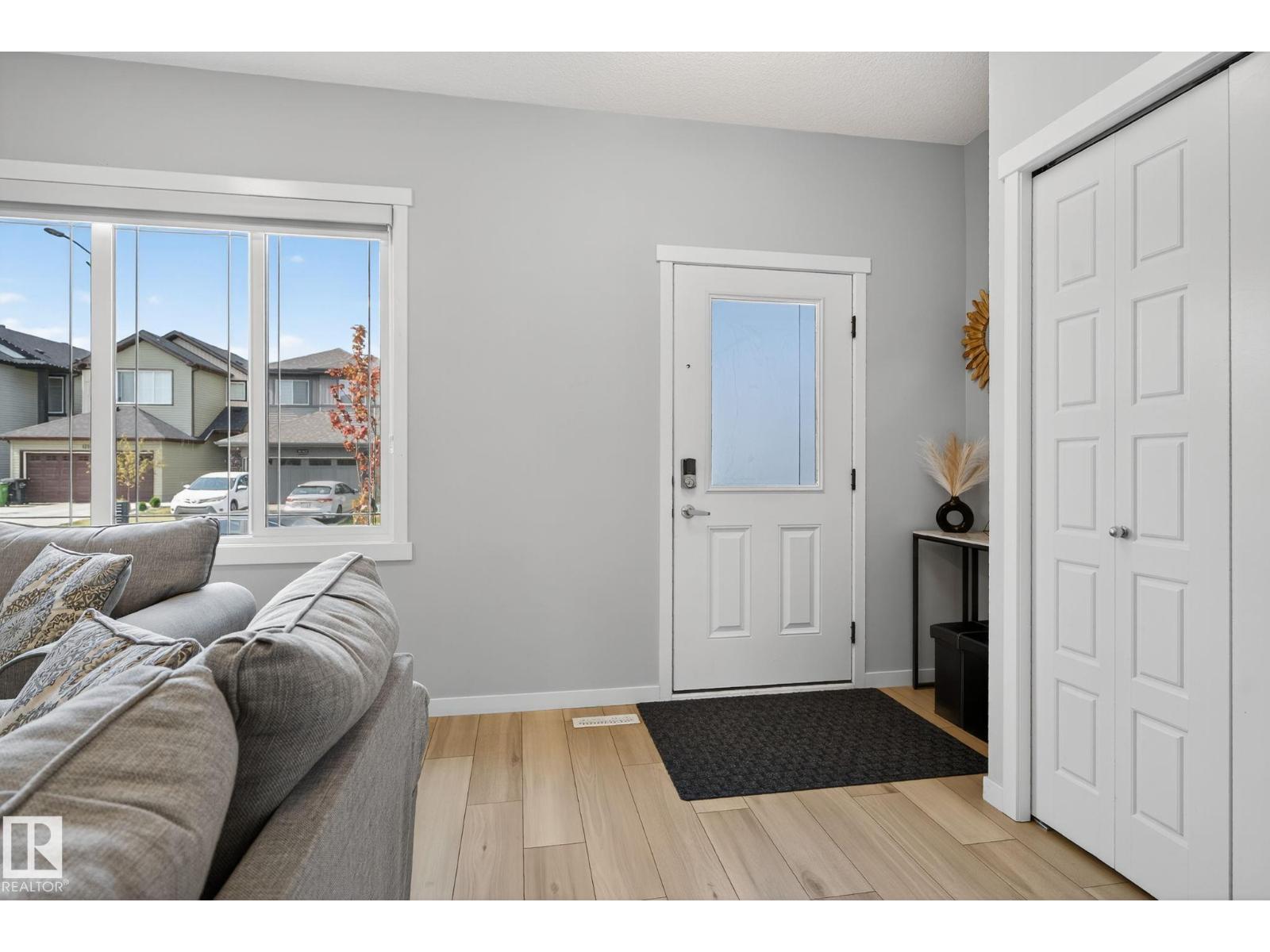 Photo 5 of 1213 16 A St Nw Nw, Edmonton AB