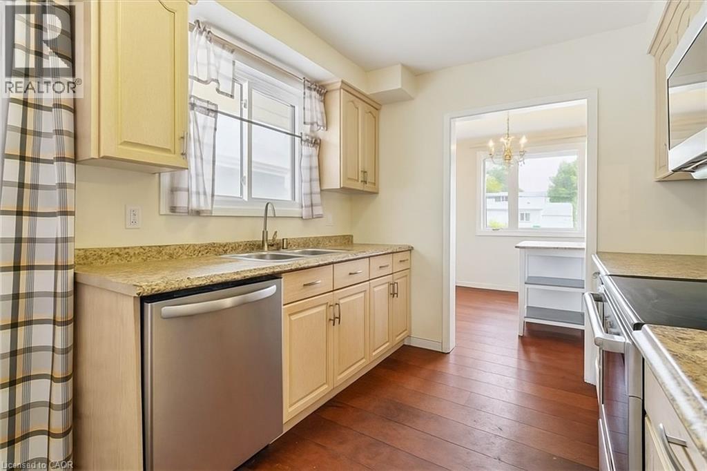 Photo 8 of 4498 Ontario Street, Beamsville ON
