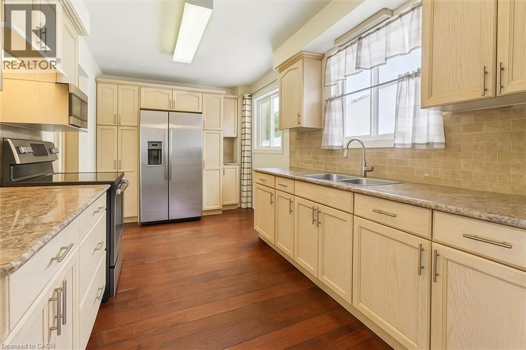 Photo 9 of 4498 Ontario Street, Beamsville ON