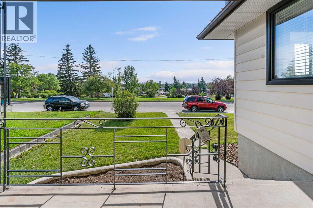 Photo 3 of 18 Cornell Place Nw, Calgary AB